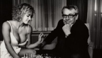 Miloš Forman hrající šachy