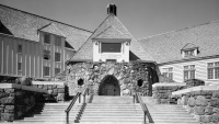 Timberline Lodge je horskou chatou nacházející se nedaleko Portlandu