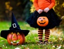 Malá a holčička a ručně vyřezávaná dýně na Halloween - Amerika.cz