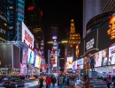 Hra lidí, barev, světel a nálad - to je noc na ulicích New Yorku v USA