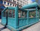 Původní dřevěný přístřešek newyorského metra v azurově barvě