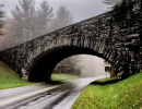 Tajemný most v mlze na silnici Blue Ridge Parkway v severovýchodní oblasti USA.