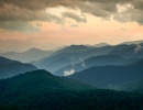 Nádherný západ v Horách Modrého hřebene u silnice Blue Ridge Parkway v severovýchodní oblasti USA.