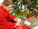 Dítě rozbaluje dárek při vánocích v USA
