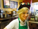 Blonďatá baristka v kavárně Starbucks