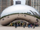 Lidé pod fazolí Cloud Gate v Chicagu