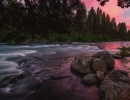 Řeka Deschutes, kterou si oblíbili zejména milovníky procházek a tybaření, během dne ožívá barvami duhy. 