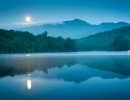 Nádherné půlnoční jezero u silnice Blue Ridge Parkway v severovýchodní oblasti USA.