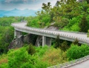 Linn Cove Viaduct na silnici Blue Ridge Parkway v severovýchodní oblasti USA.