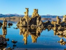 Průzračná hladina Mono Lake v Kalifornii