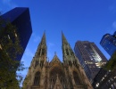 Bizarní New York: Katedrálu obklopují mrakodrapy