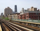 pohled na nadzemní koleje newyorkského metra