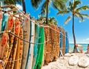 Pláž na Havaji se surfařskými prkny