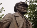 Leninovu sochu místní zdobí světýlky