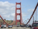 Auta jedoucí na visutém mostě Golden Gate v San Francisco, Kalifornii v USA.