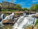 Jedním z velkých lákadel města Greenville je jistě Falls Park on the Reedy, jehož součástí je několik vodopádů.