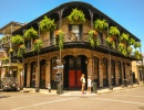 Rohová budova ve francouzské čtvrti New Orleans